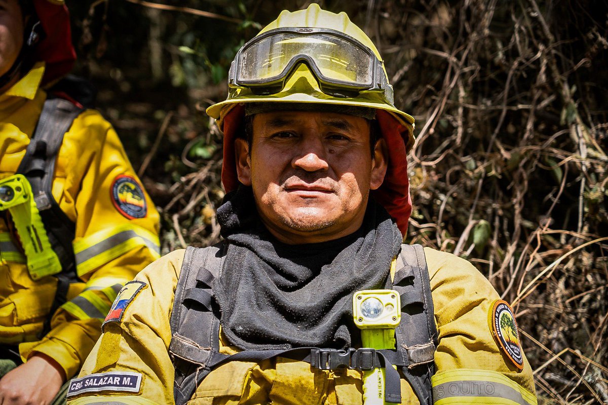 BomberosQuito's tweet photo. 👨‍🚒 #JuntosContraElFuego | Son miradas que muestran el compromiso de cuidar a Quito, de proteger a quienes lo necesitan y de dar lo mejor de sí en cada emergencia.

🔥 Te seguimos mostrando a quienes, sin importar las largas jornadas ni las condiciones, permanecen firmes, inclusive cuando el cansancio se hace sentir.

❤️ Son más que rostros detrás de un uniforme: son personas que, con valentía y vocación, hacen de cuidar la vida su propósito.

#SalvamosVidas