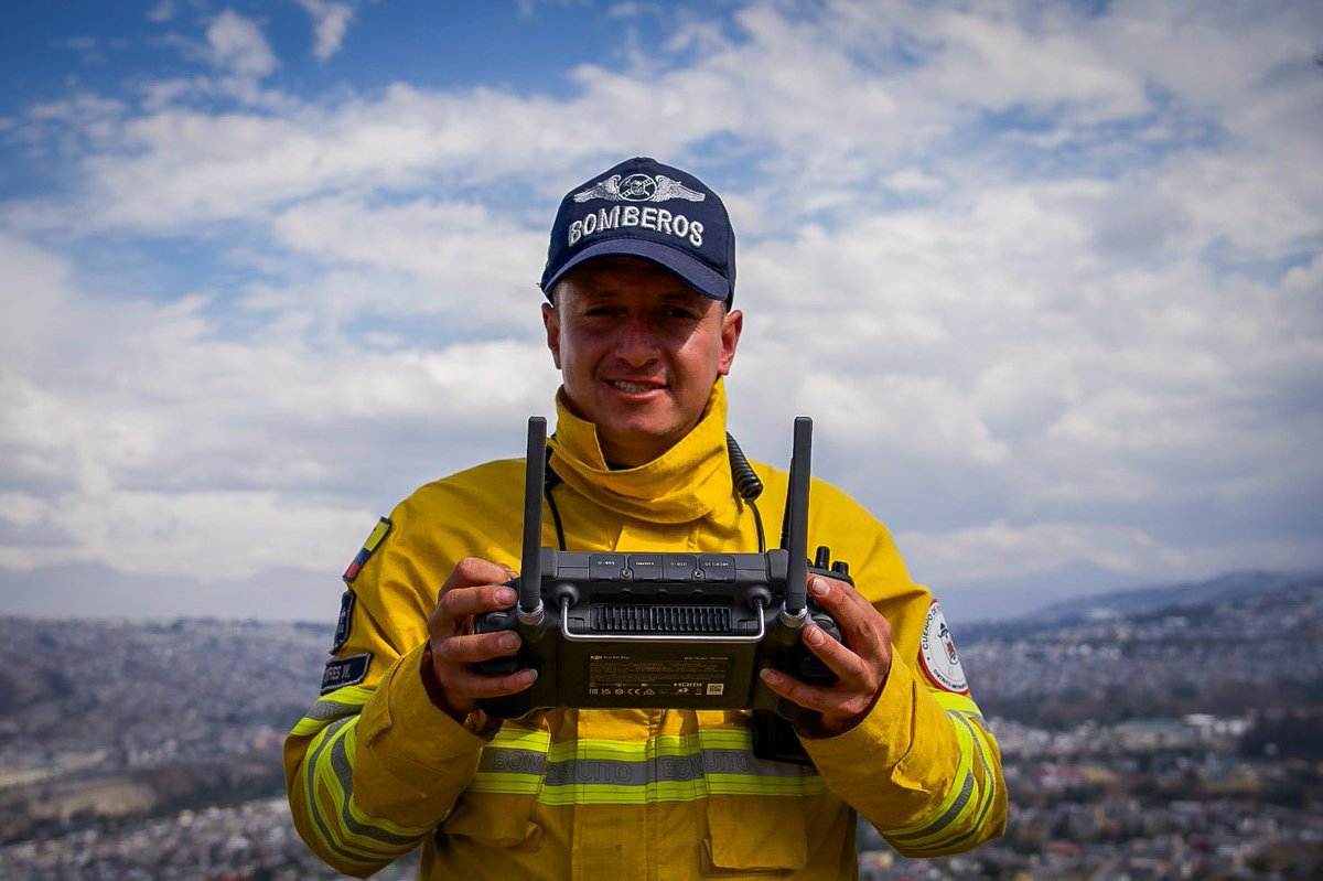 BomberosQuito's tweet photo. 👨‍🚒 #JuntosContraElFuego | Son miradas que muestran el compromiso de cuidar a Quito, de proteger a quienes lo necesitan y de dar lo mejor de sí en cada emergencia.

🔥 Te seguimos mostrando a quienes, sin importar las largas jornadas ni las condiciones, permanecen firmes, inclusive cuando el cansancio se hace sentir.

❤️ Son más que rostros detrás de un uniforme: son personas que, con valentía y vocación, hacen de cuidar la vida su propósito.

#SalvamosVidas