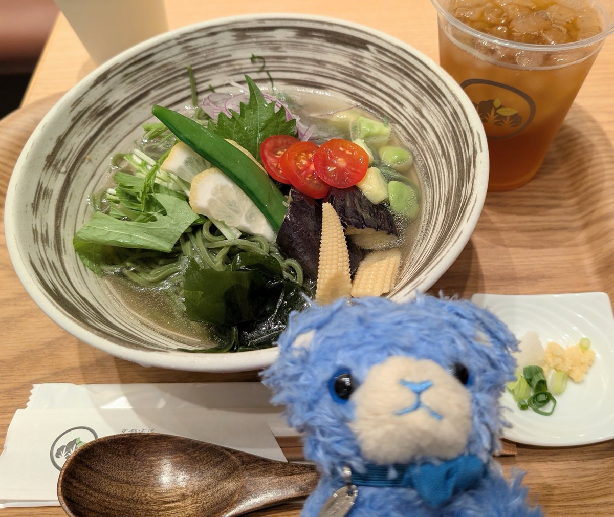 ponkich11111's tweet photo. 💙冷やしちゃそば！
🧡まっちゃとほうじちゃのかき氷だよ
💙夏のひんやりらんち！
🧡オトクなセット♡
💙俺たちもセット！

\ｷｬｯｷｬｯ/

#キャットとぬいの腹ペコ日記 https://t.co/hYTkayCRat