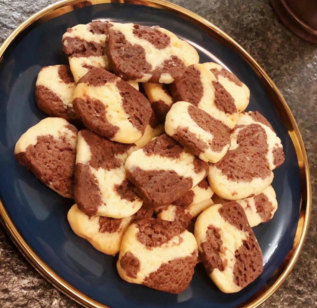 chaechae603's tweet photo. Just pulled these buttery chocolate chip cookies fresh from the oven  Soft centers, golden edges—weekend baking hit different!， https://t.co/7lueJqhKj7