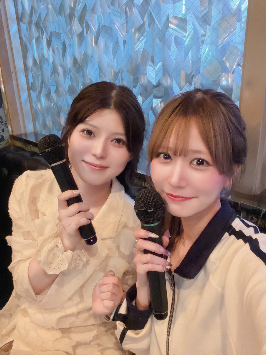 yokoi__honami's tweet photo. 遅くなっちゃったけど、
先日はクラファンリターンのMV鑑賞会、カラオケオフ会ありがとうございました（՞>⩊<՞）🫶🏻️︎💕

MVわたしたちも初見だったから
とってもワクワクしたね🎤♪*ﾟ
みんなのおかげで撮影できたし、当時の思い出もよみがえってめちゃ楽しかった‼️
カラオケオフ会もおもしろすぎた❣️
文翠麗らしい会になったんじゃないかなと思ってとってもいい思い出になったよ✨

みんなMV公開楽しみにしててね（՞>⩊<՞）

めずらしく2ショット載せてみるか🎶