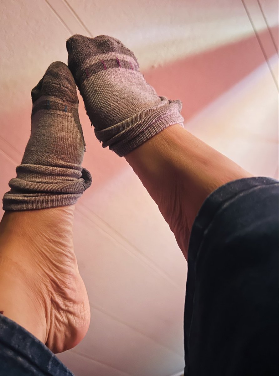 ailea99's tweet photo. #pedicure #feetfetısh #socks #sock #toes #feet #foot #footfetısh #earrings #up #begforit #beg #water
Pay for the pedi and choose any color you want https://t.co/Myu7L0gr5c