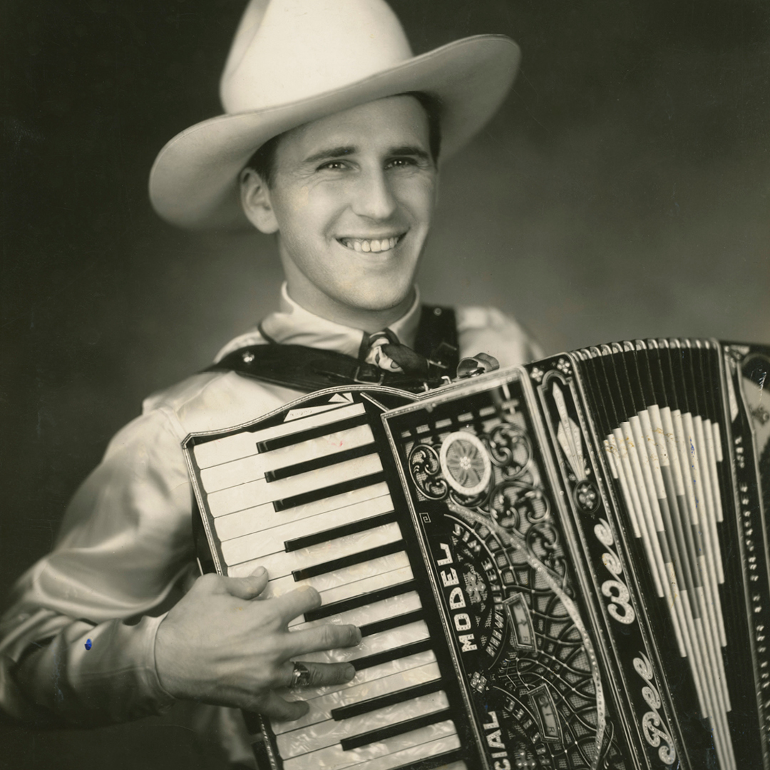 countrymusichof's tweet photo. With this Patti Brothers piano accordion and others like it, Country Music Hall of Fame member Pee Wee King broke new ground in country music by bringing waltzes, polkas, and cowboy songs into mainstream country music during ten productive years at the Grand Ole @Opry.

The piano accordion is on display in the Museum's exhibit "Country's Grandest Stage: The Opry at 100." Get tickets: https://t.co/jzqC0gwFXK