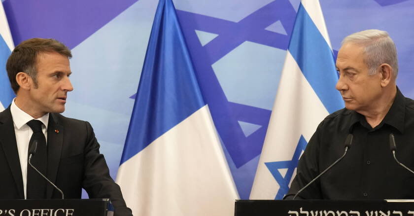 LBleuBlancRouge's tweet photo. 🔴🇫🇷🇮🇱 Le Cabinet du Premier Ministre israélien Benjamin Netanyahu réagit après qu’Emmanuel Macron ait déclaré lors de son discours aux Nations Unies que les terroristes du Hamas n’étaient pas actif en Cisjordanie et que cela ne justifiait donc pas la présence d’Israël : 

« L'absurdité grotesque de la déclaration d'Emmanuel Macron est stupéfiante.  
Dimanche, à la veille de Yom Kippour, il y a seulement deux jours, Netanel Shukrun – un CITOYEN FRANÇAIS et père de six enfants – a été assassiné dans sa voiture par un terroriste du Hamas en Judée-Samarie. Avec son dernier souffle, il a dit à son fils de courir.

Les terroristes du Hamas mènent des attaques contre les Juifs presque tous les jours. Ils ont assassiné d'innombrables civils israéliens en Judée-Samarie.

L'ignorance n'est AUCUNE EXCUSE pour effacer leur sang. »