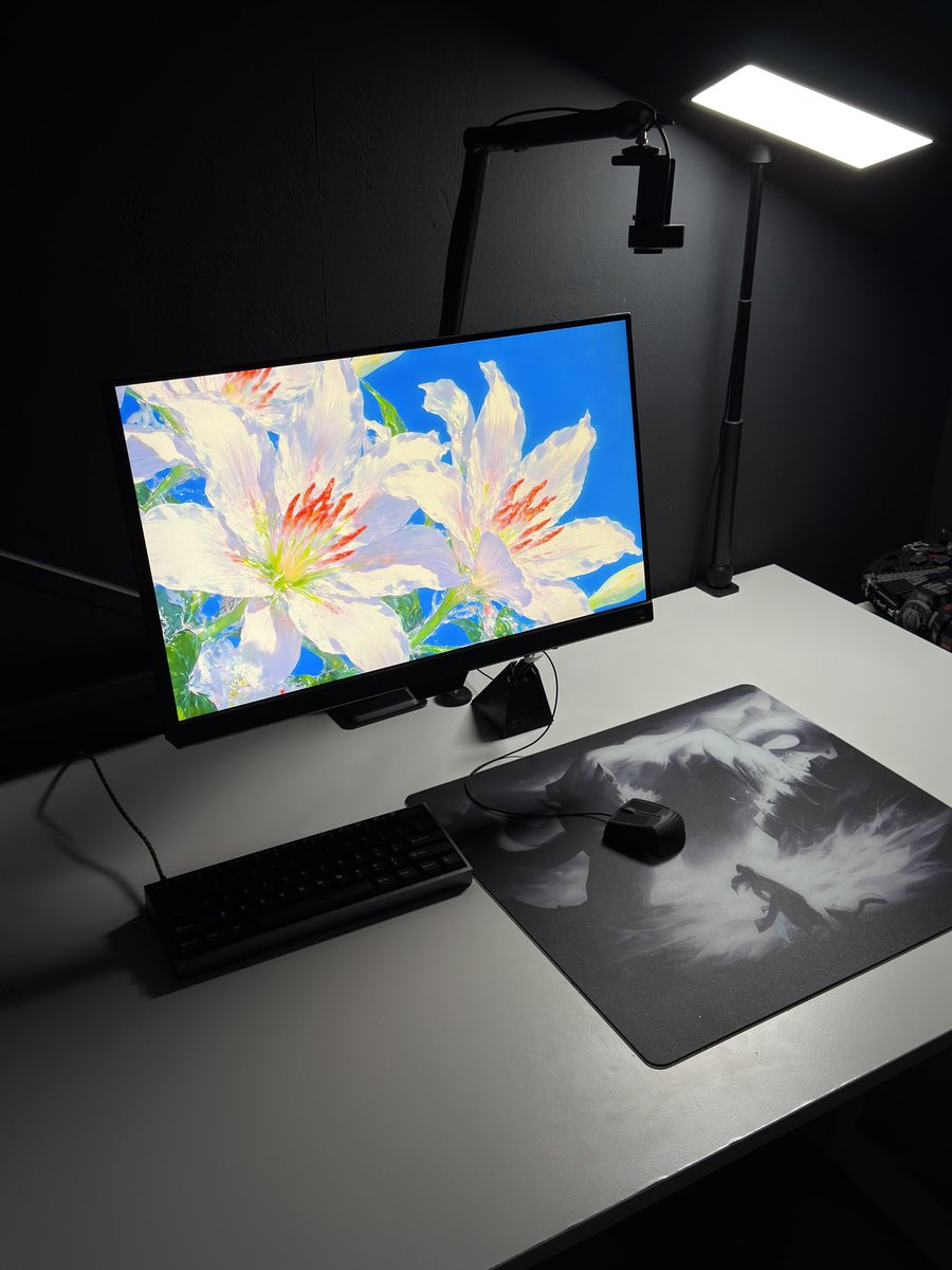 praisextsy's tweet photo. Went back to single monitor layout. What do we think?
#deksetup https://t.co/TWjNLWIdXE