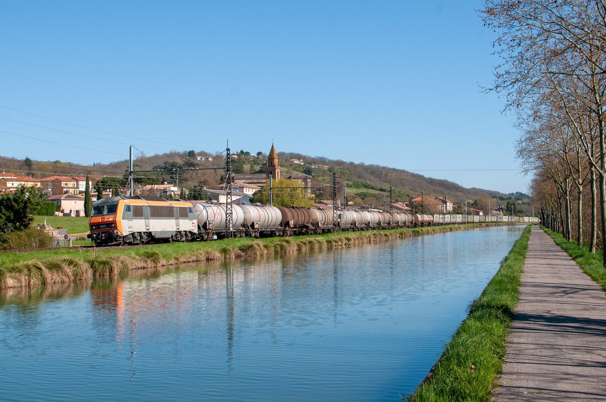 trainsenvoyage's tweet photo. La BB 26231 passe Pompignan en tête du train MA100 n° 489890 Sibelin 06h34 - Bordeaux Hourcade Triage 18h24 qui comprend notamment un lot Ambrogio pour Bayonne-Mouguerre (24 mars 2021).
#bb26000 #trainspotting https://t.co/TbjKSSTNX6