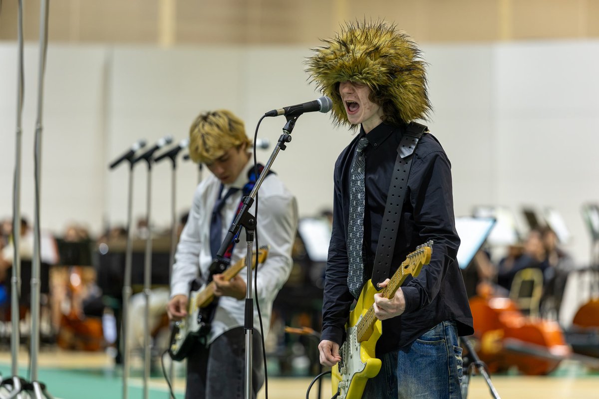 ElmhurstD205's tweet photo. 🎶🎭 A showcase of the arts at @YorkD205!

York High School students took the stage for this year’s Collage Concert, featuring performances from band, dance, choir, orchestra and music production. District 205 fourth graders got a special preview during the school day before York students returned to the stage for an evening performance.

#WeAreD205