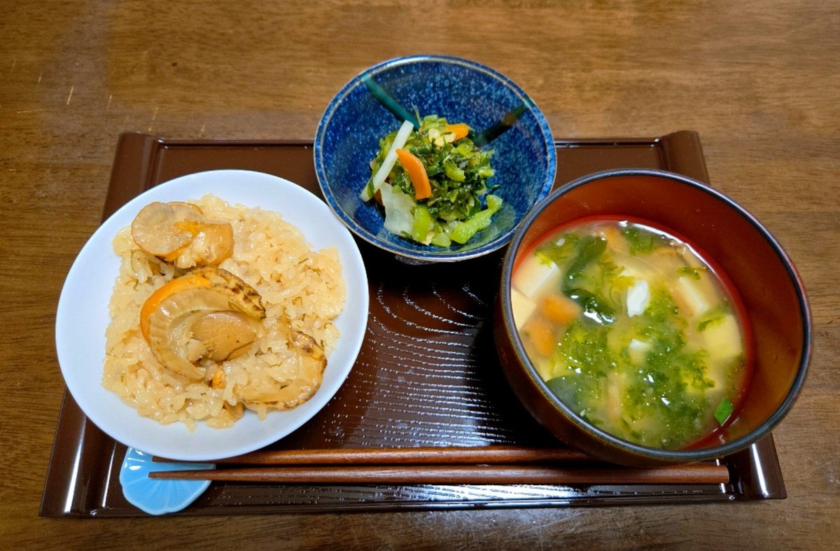 ayucibi2525's tweet photo. 遠征は、帰ってきてからも続いていました——🍚

新潟から連れて帰ってきた、帆立の炊き込みご飯の素とあおさ。

白米にもち米を合わせて炊いた、もちもちの帆立ごはんに、おみ漬、豆腐となめこのお味噌汁を添えました☺️

旅先で出会った味を、いつもの食卓で。
今日も元気にいってきます✨ https://t.co/If5LyDKoI9