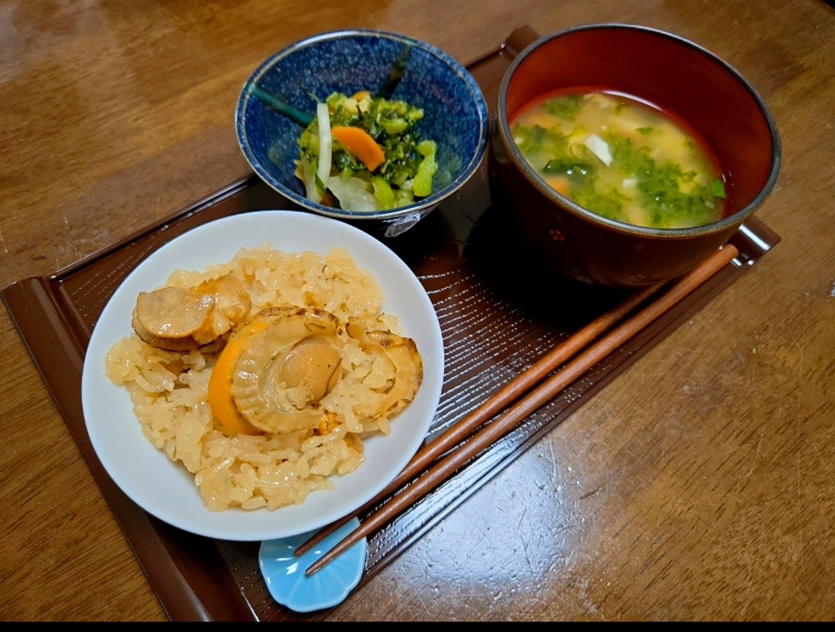 ayucibi2525's tweet photo. 遠征は、帰ってきてからも続いていました——🍚

新潟から連れて帰ってきた、帆立の炊き込みご飯の素とあおさ。

白米にもち米を合わせて炊いた、もちもちの帆立ごはんに、おみ漬、豆腐となめこのお味噌汁を添えました☺️

旅先で出会った味を、いつもの食卓で。
今日も元気にいってきます✨ https://t.co/If5LyDKoI9
