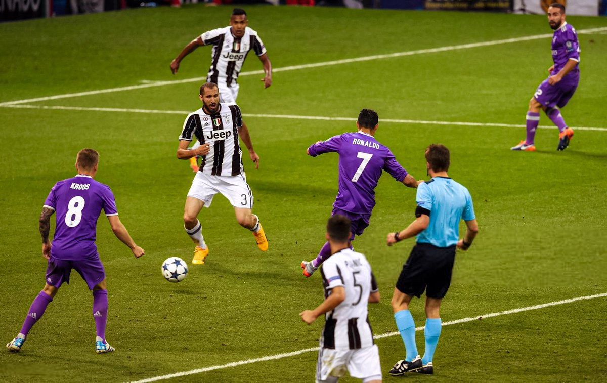 _gjr7's tweet photo. ‘20 — الهدف الأول
هجمة سريعة لريال مدريد، كريستيانو رونالدو ينهيها بتسديدة تجد طريقها إلى الشباك، ليمنح ريال مدريد التقدم 1–0، ويصبح أول لاعب يسجل في ثلاث نهائيات مختلفة لدوري أبطال أوروبا 🐐💜.
#APorLa12 | #UCLFinal | #JuveReal https://t.co/kpYpGHnZyT