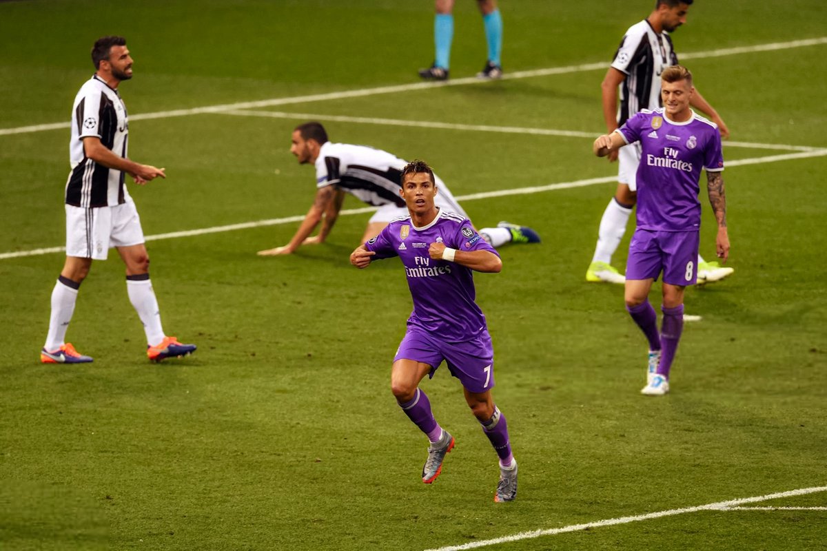 _gjr7's tweet photo. ‘20 — الهدف الأول
هجمة سريعة لريال مدريد، كريستيانو رونالدو ينهيها بتسديدة تجد طريقها إلى الشباك، ليمنح ريال مدريد التقدم 1–0، ويصبح أول لاعب يسجل في ثلاث نهائيات مختلفة لدوري أبطال أوروبا 🐐💜.
#APorLa12 | #UCLFinal | #JuveReal https://t.co/kpYpGHnZyT