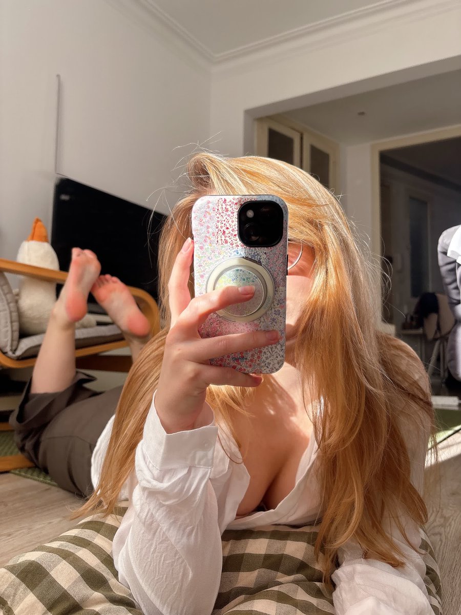 CoraEllis02's tweet photo. Do we love this angle? 😜 https://t.co/tQvU6kqXzt