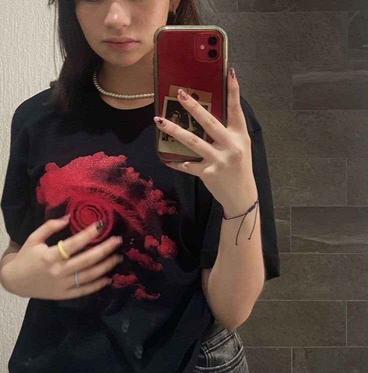 lostinthelouis's tweet photo. off: essa camiseta do olho vermelho é o meu SONHO desde que eu entrei no fandom e eu nunca vi nenhum ser humano vendendo https://t.co/4SaxQLcUch