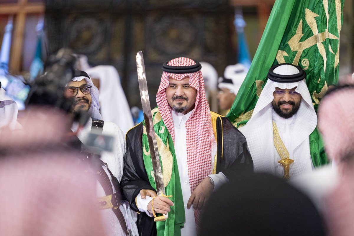 imarat_almadina's tweet photo. وشارك سمو أمير منطقة #المدينة_المنورة في نهاية الحفل بأداء #العرضة_السعودية، من كلمات الشاعر العقيد د. مشعل الحارثي. https://t.co/XGhkBwggmO