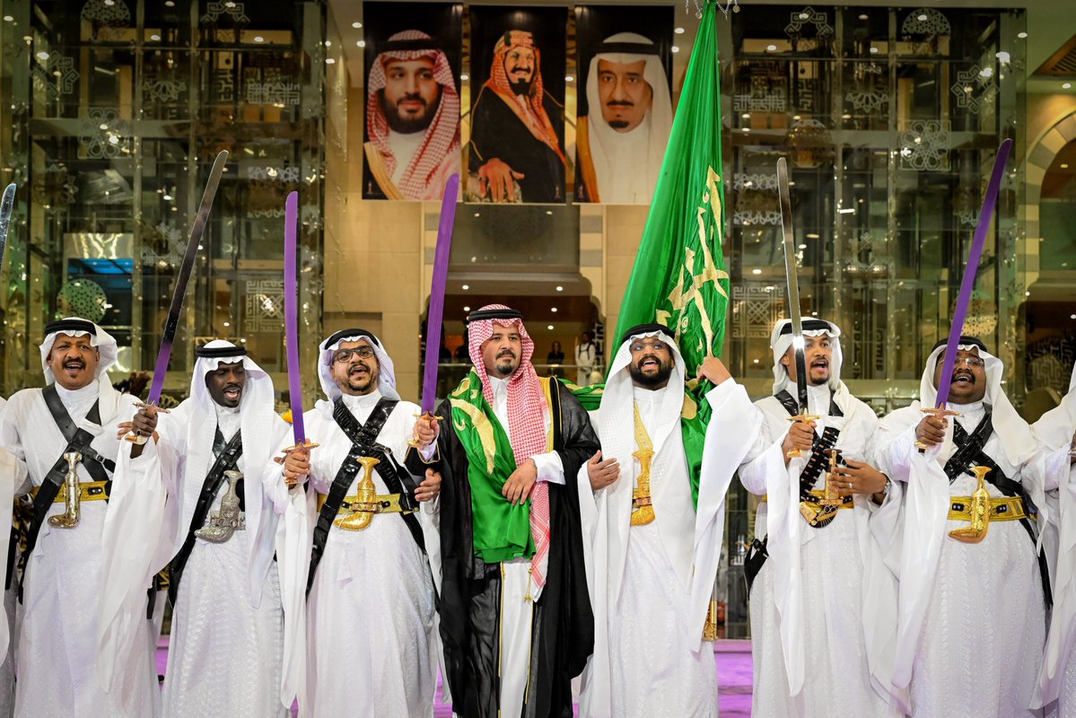 imarat_almadina's tweet photo. وشارك سمو أمير منطقة #المدينة_المنورة في نهاية الحفل بأداء #العرضة_السعودية، من كلمات الشاعر العقيد د. مشعل الحارثي. https://t.co/XGhkBwggmO