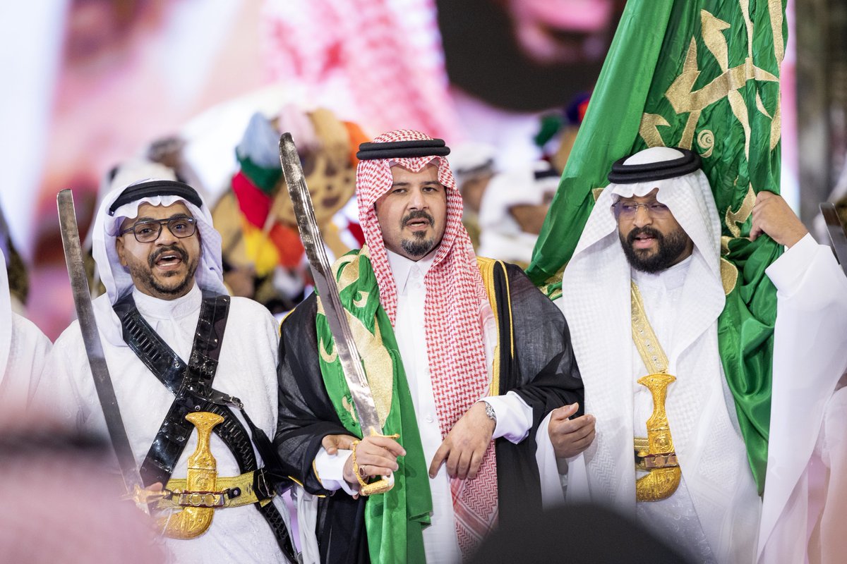 imarat_almadina's tweet photo. وشارك سمو أمير منطقة #المدينة_المنورة في نهاية الحفل بأداء #العرضة_السعودية، من كلمات الشاعر العقيد د. مشعل الحارثي. https://t.co/XGhkBwggmO