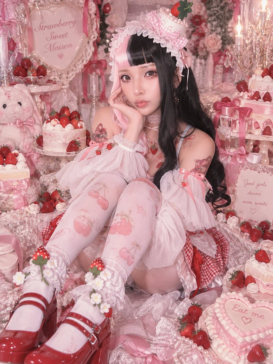 Emushi_Sub's tweet photo. ここ最近のお気に入りの創作🍓🔪

※背景ai https://t.co/nAUlZi5Hww