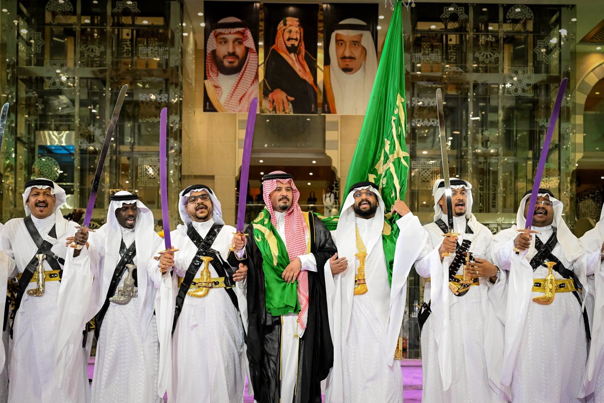 MadinaAuthority's tweet photo. وفي نهاية الحفل..
شارك سمو أمير منطقة #المدينة_المنورة بأداء #العرضة_السعودية، من كلمات الشاعر العقيد د. مشعل الحارثي. https://t.co/214fa2wQpR