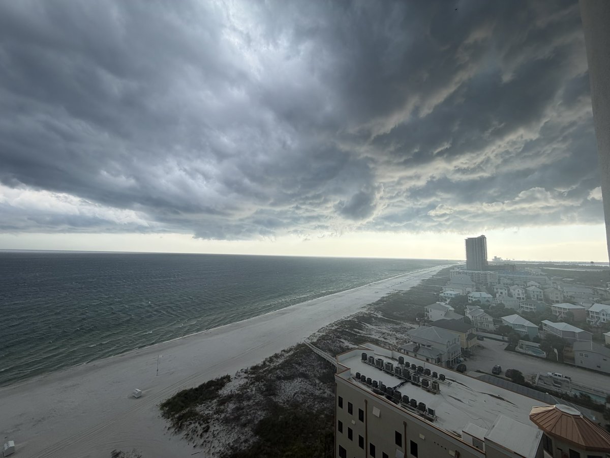 rea_rea24's tweet photo. Storm moving in over Orange Beach tonight - taken from The Oasis at Orange Beach @spann @simpsonWVTM13 https://t.co/fZCTKUojBB