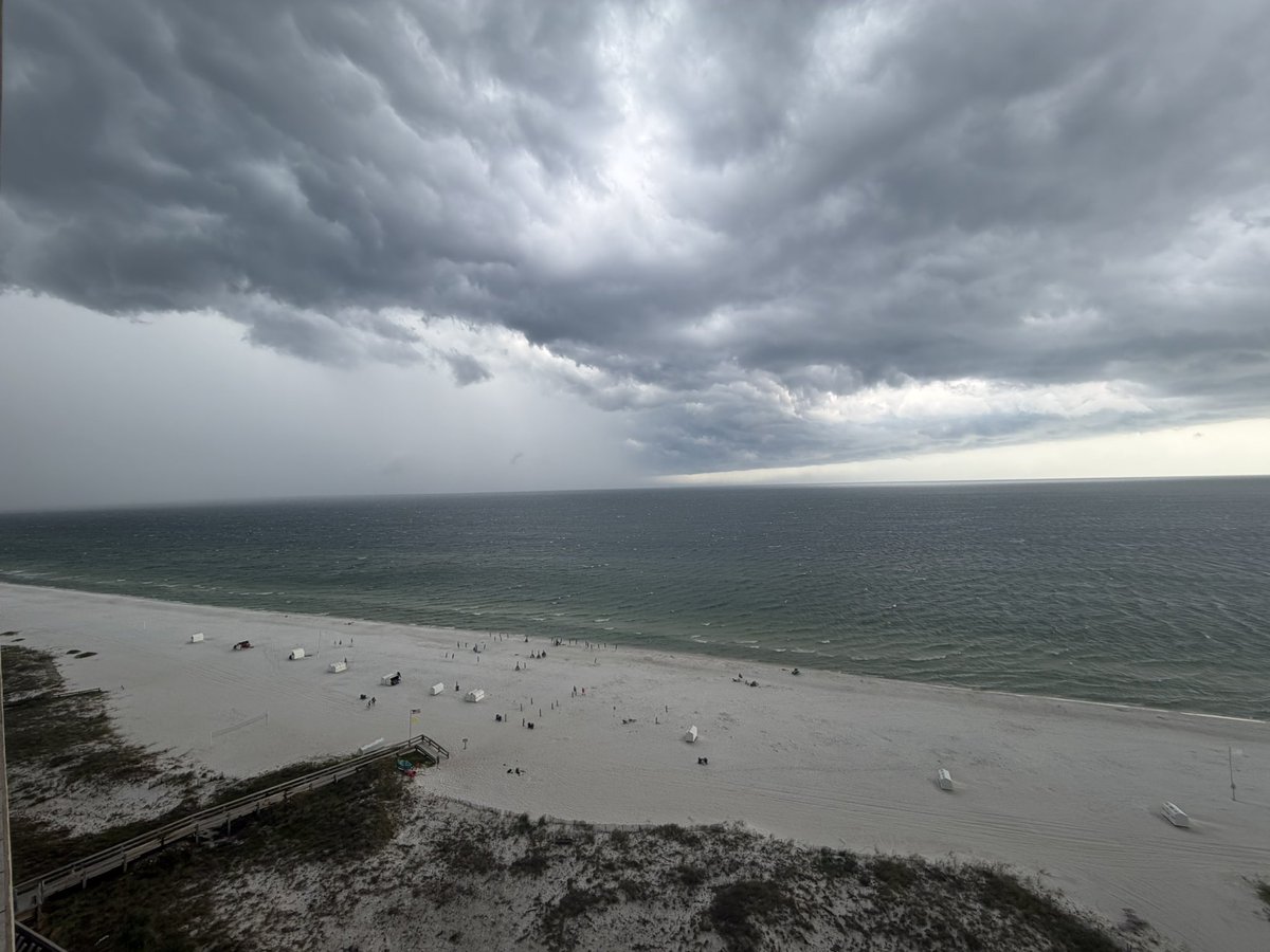 rea_rea24's tweet photo. Storm moving in over Orange Beach tonight - taken from The Oasis at Orange Beach @spann @simpsonWVTM13 https://t.co/fZCTKUojBB