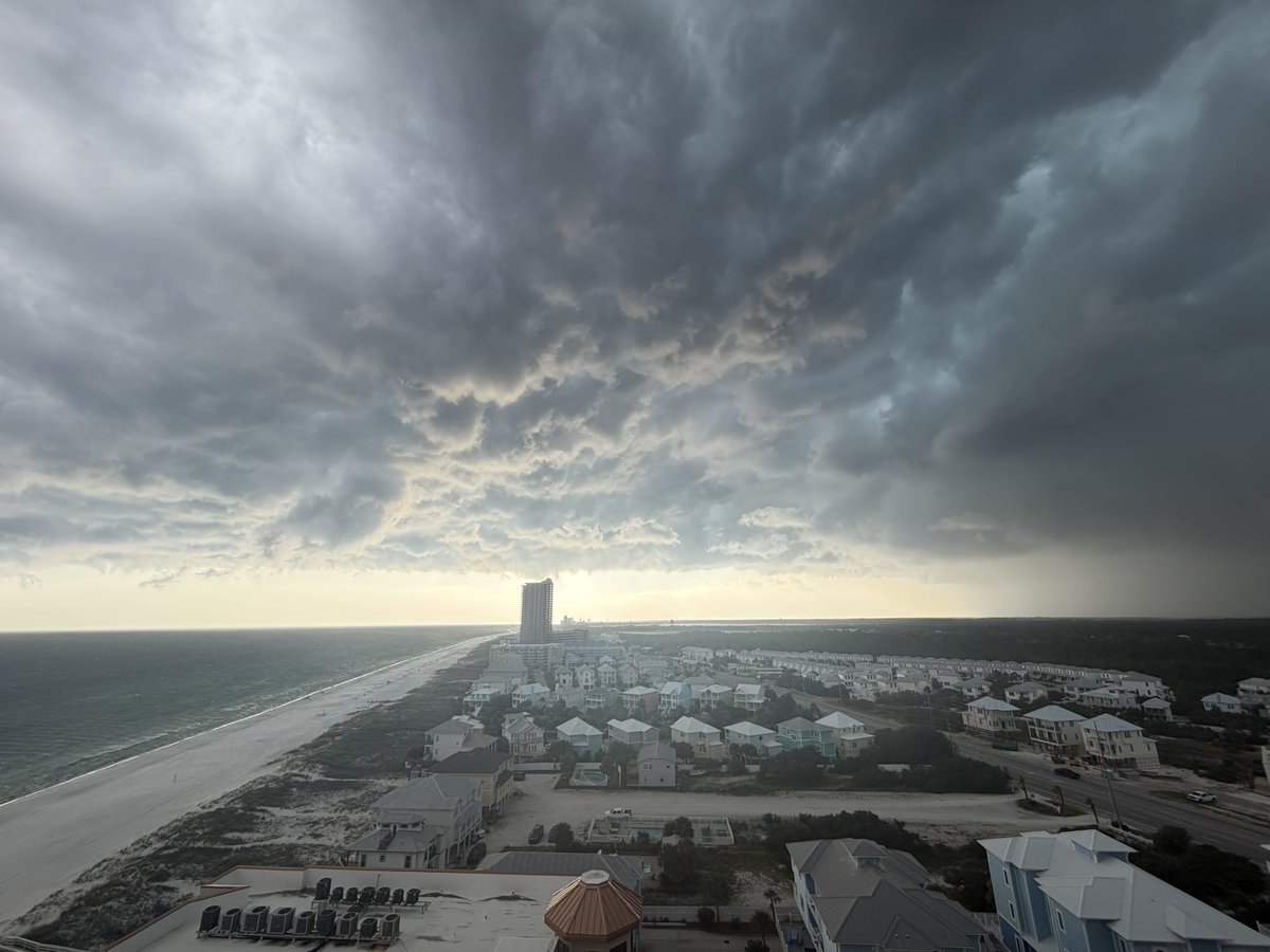 rea_rea24's tweet photo. Storm moving in over Orange Beach tonight - taken from The Oasis at Orange Beach @spann @simpsonWVTM13 https://t.co/fZCTKUojBB
