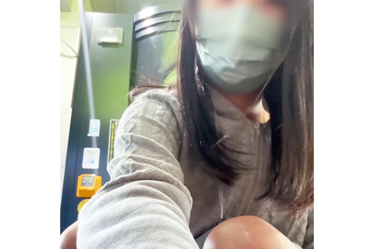 news_postseven's tweet photo. 《くもりガラス越しでも丸見えの悪質な露出》
https://t.co/BZ0xyF04Yb 
自称・女子大生が駅構内の個室型ワークスペースでわいせつ撮影、

運営元は「必要な情報収集を行っております」 https://t.co/4ycziogdxu