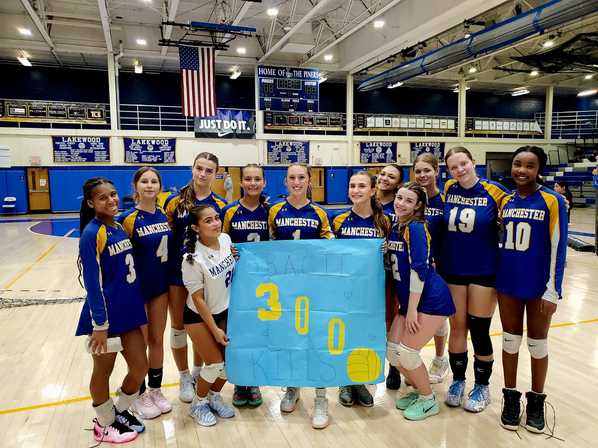 eeno414's tweet photo. Hawks ALL work together to get another division match up win!! Junior Gracie Hensley HITS 300 KILLS!!!!💙💛🏐 Great work Everyone!!!
@MTHS_Sports 
@MTHSboosterclub 
@ShoreVBallCA https://t.co/EX4EDewJxu