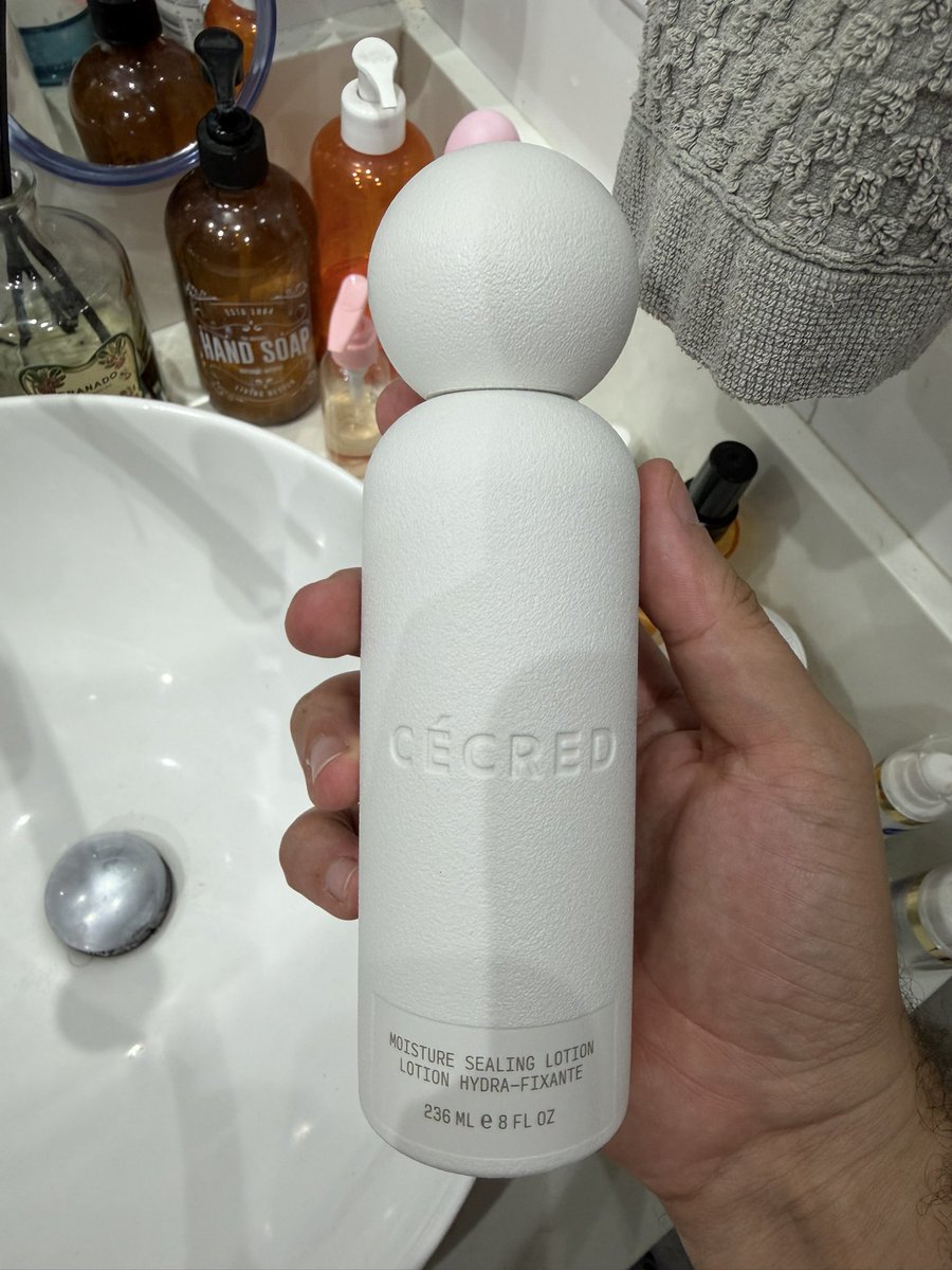 tweetdocleo's tweet photo. Cai na besteira de comprar isso aqui e agora meu cabelo está belíssimo. BEYONCÉ MECENARIA VOCÊ ME PAGA https://t.co/5gQkDZT4Gx