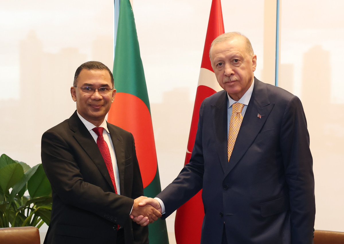 iletisim's tweet photo. Cumhurbaşkanımız Sayın Recep Tayyip Erdoğan, Birleşmiş Milletler 81. Genel Kurulu #ErdoganTheVoiceOfJustice (Adaletin Sesi Erdoğan) için bulunduğu New York’taki Türkevi’nde Bangladeş Başbakanı Tarık Rahman’ı kabul etti.

Kabulde Türkiye-Bangladeş ikili ilişkileri ile bölgesel konular ele alındı.

Cumhurbaşkanı Erdoğan görüşmede, Türkiye ile Bangladeş arasındaki ilişkilerin daha kurumsal zemine taşınması ihtiyacından söz ederek, savunma sanayii alanında iş birliğinin geliştirilmesi gerektiğini ve karşılıklı ticaret hacminin artırılması için adımlar atılmasının faydalı olacağını belirtti.

Cumhurbaşkanımız, Bangladeş’in 1 milyonu aşkın Rohingalı Müslüman’a kucak açmış olmasının takdirle karşılandığını, Türkiye olarak barınma, eğitim ve altyapı alanlarındaki insani yardımlarımızın süreceğini ifade etti.

Cumhurbaşkanımıza kabulde Adalet Bakanı Akın Gürlek, Cumhurbaşkanlığı İletişim Başkanı Burhanettin Duran, MHP Genel Başkan Yardımcısı İsmail Özdemir, Cumhurbaşkanı Dış Politika ve Güvenlik Başdanışmanı Akif Çağatay Kılıç ile Cumhurbaşkanlığı Güvenlik ve Dış Politikalar Kurulu Başkanvekili Büyükelçi Çağrı Erhan eşlik etti.