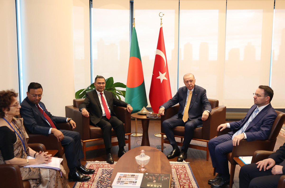 iletisim's tweet photo. Cumhurbaşkanımız Sayın Recep Tayyip Erdoğan, Birleşmiş Milletler 81. Genel Kurulu #ErdoganTheVoiceOfJustice (Adaletin Sesi Erdoğan) için bulunduğu New York’taki Türkevi’nde Bangladeş Başbakanı Tarık Rahman’ı kabul etti.

Kabulde Türkiye-Bangladeş ikili ilişkileri ile bölgesel konular ele alındı.

Cumhurbaşkanı Erdoğan görüşmede, Türkiye ile Bangladeş arasındaki ilişkilerin daha kurumsal zemine taşınması ihtiyacından söz ederek, savunma sanayii alanında iş birliğinin geliştirilmesi gerektiğini ve karşılıklı ticaret hacminin artırılması için adımlar atılmasının faydalı olacağını belirtti.

Cumhurbaşkanımız, Bangladeş’in 1 milyonu aşkın Rohingalı Müslüman’a kucak açmış olmasının takdirle karşılandığını, Türkiye olarak barınma, eğitim ve altyapı alanlarındaki insani yardımlarımızın süreceğini ifade etti.

Cumhurbaşkanımıza kabulde Adalet Bakanı Akın Gürlek, Cumhurbaşkanlığı İletişim Başkanı Burhanettin Duran, MHP Genel Başkan Yardımcısı İsmail Özdemir, Cumhurbaşkanı Dış Politika ve Güvenlik Başdanışmanı Akif Çağatay Kılıç ile Cumhurbaşkanlığı Güvenlik ve Dış Politikalar Kurulu Başkanvekili Büyükelçi Çağrı Erhan eşlik etti.