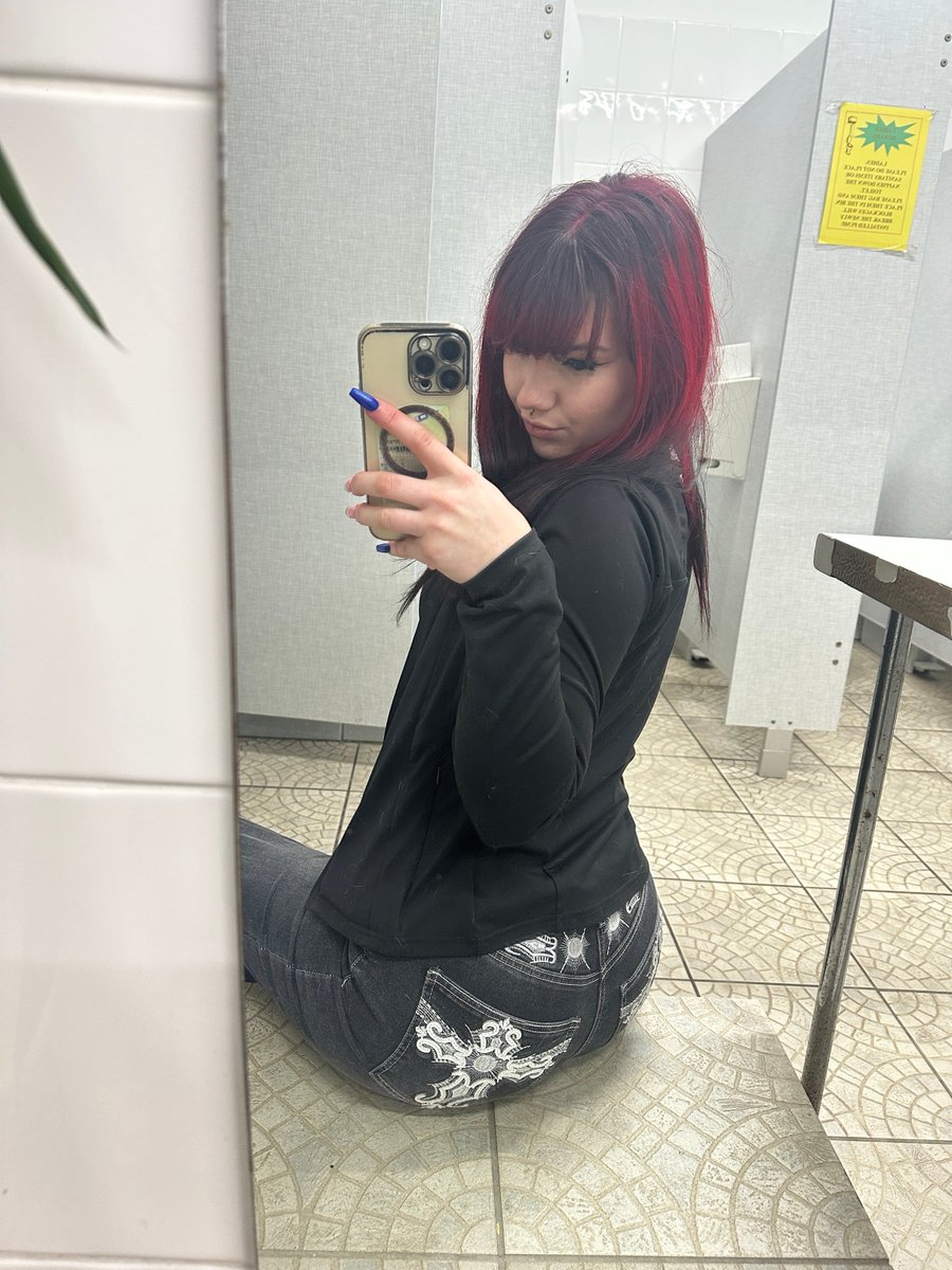 thaliaskyex's tweet photo. the mirror is flirting with me again and honestly i'm flirting back 🫦 https://t.co/NsQBJaQhal