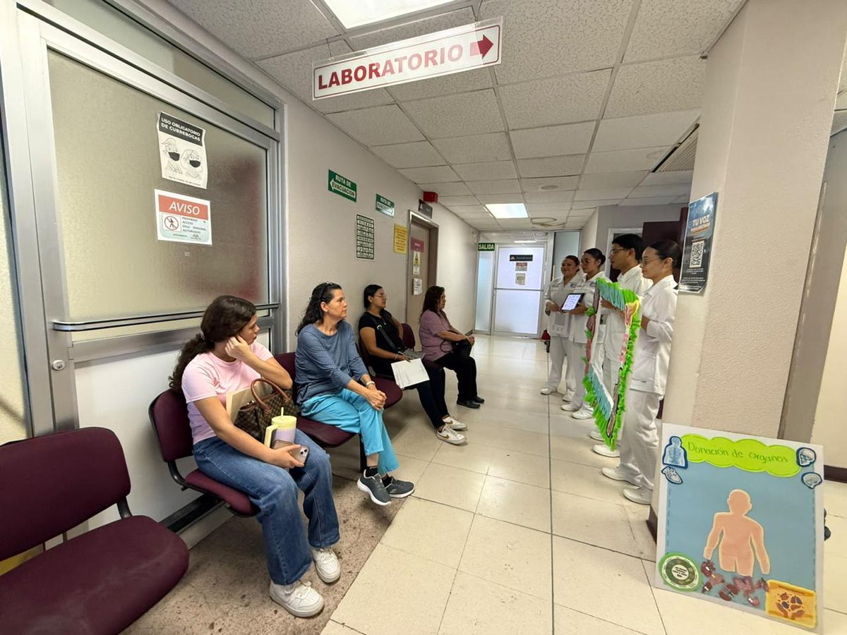 IssstesonGob's tweet photo. ℹ️ En el marco del Día Nacional de la Donación de Órganos y Tejidos 🫁 que se conmemora el 26 de septiembre, becarios de #ISSSTESON ✅ en Guaymas informan sobre la importancia de la donación entre los y las derechohabientes de la Clínica Hospital del Instituto en el puerto. https://t.co/vFxTxKMLlg