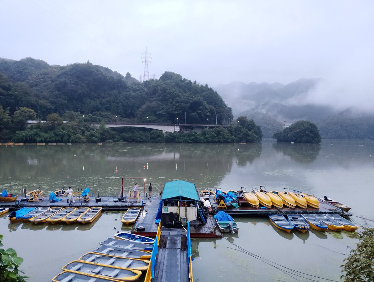 OGAWATEI_boat's tweet photo. 9/23(水) おはようございます🌧️

午前６時の相模湖
水位　満水△50cm
水質     濁り、塵芥あり
水温     19.8℃
小雨🌧️　雨時々曇りの予報
最高気温22℃   風速1~2m🍃

皆さま、良い１日を❗
#相模湖 #小川亭 #ブラックバス 
本日の日の出 ∶午前5時29分　
朝から小雨が降ったり止んだり
水位も水温も上がりました
　ダムサイドの溜まりゴミは来週陸揚げ、搬出するそうです。