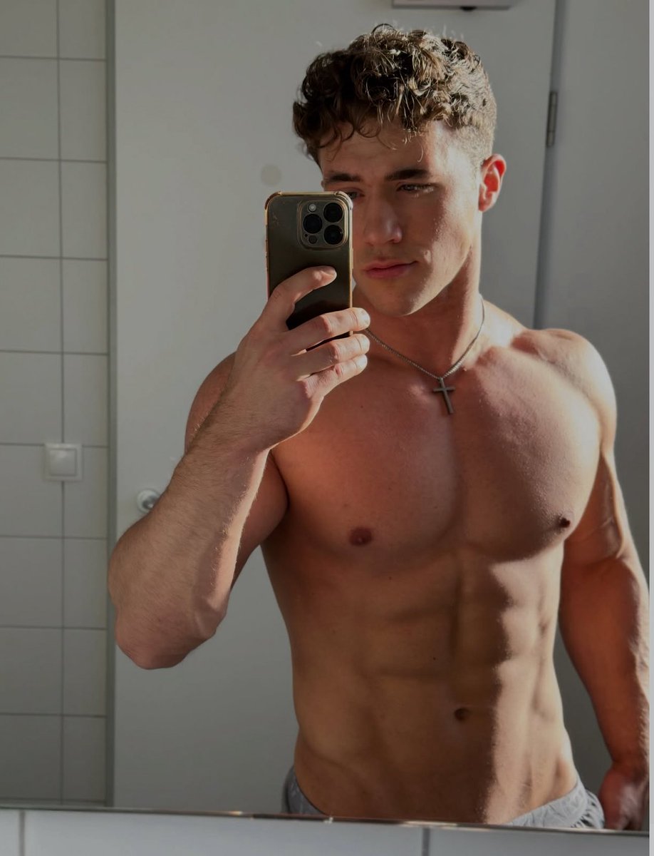 AlphaRafae's tweet photo. It pays to serve your master 
🤴💸 #cashmaster #alphamale #Alpha #findom #Biceps #pigbank https://t.co/RbaxywwpFY