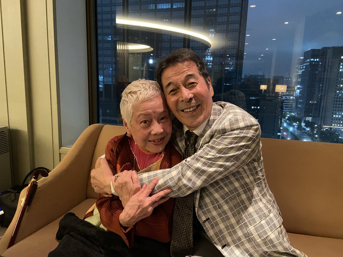 JunInoue20's tweet photo. グッモー✌️ドラマ『ありがとう』の姉弟役で出会った大空真弓さん。あれから56~57年かな？本当の姉弟ように付き合いが続いています。先日会った時の私の崩れっぱなしの笑顔。いつも心を軽く安らぎを与えてくれてます。この“姉弟“関係がいつまでも続くよう、長生き“姉弟(してい)“な〜、ははは。感謝🤗 https://t.co/G3JM8PPzu9