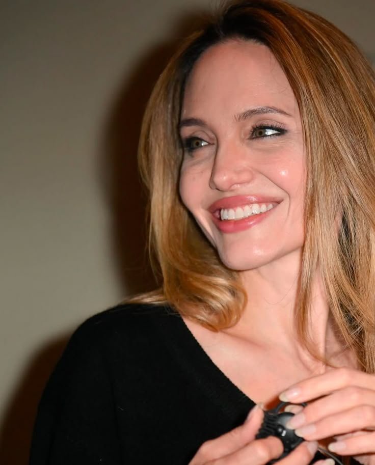 AngelinaJo6x9c's tweet photo. Dear my people, you make my little world feel big. You make my quiet days feel less lonely. You make my wins feel worth celebrating. I love you more than I post.🤗🥰❤️❤️❤️❤️‍🩹❤️‍🩹❤️‍🩹#AngelinaJolie https://t.co/3bprE1YmA8
