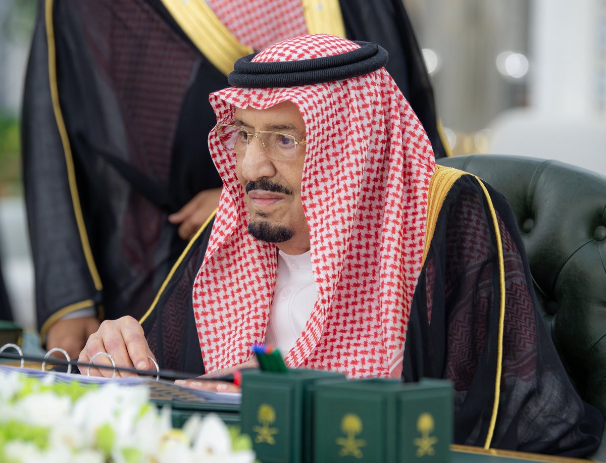 k0cvo's tweet photo. لو نحچي عن الطهارة والمقام  حتى حذاء الإمام الخامنئي أرفع من حكام الخليج كلهم https://t.co/PZRz9u0upM