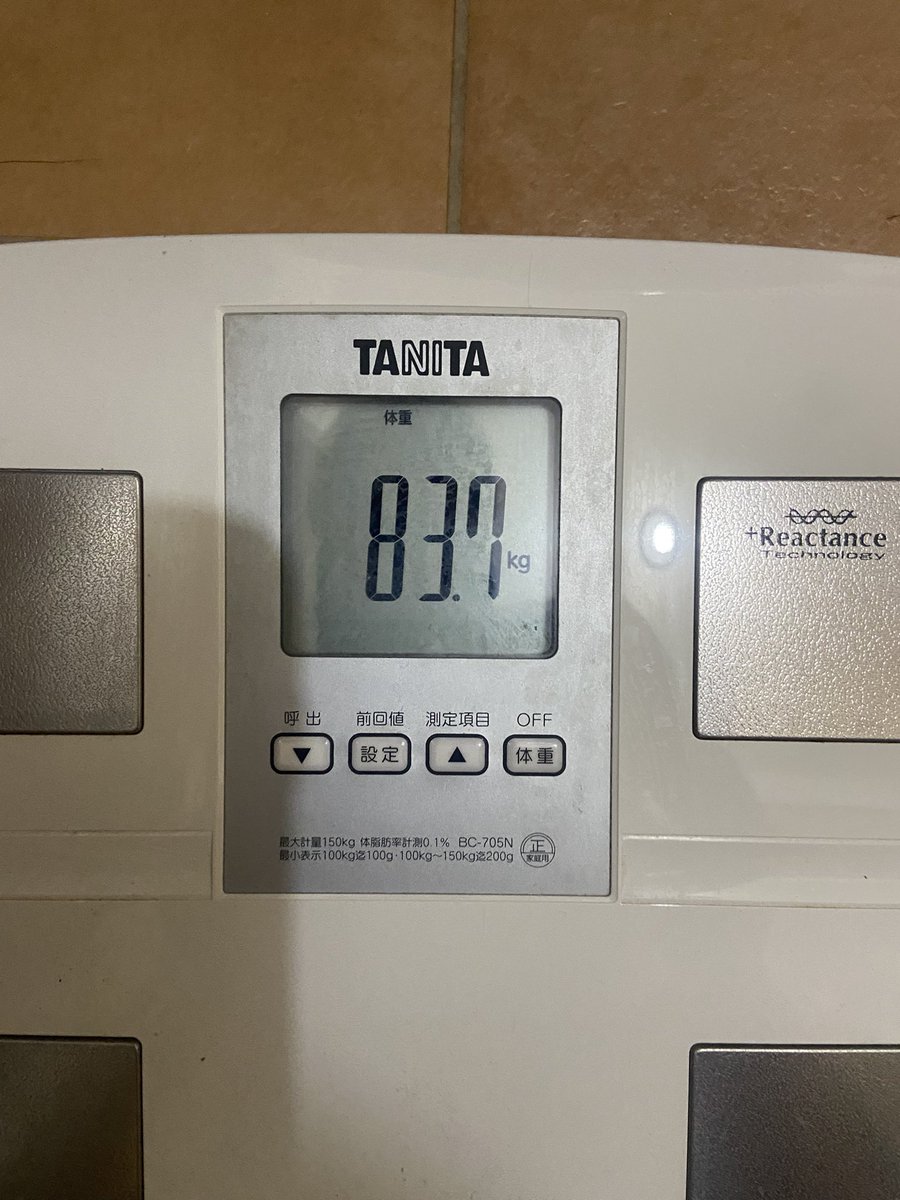 massa_fuk's tweet photo. 余分な水分抜けただけだと思うけど、大樹が減るのは嬉しいものです。
体重計汚すぎたので拭いた。 https://t.co/On7kPvIwGQ