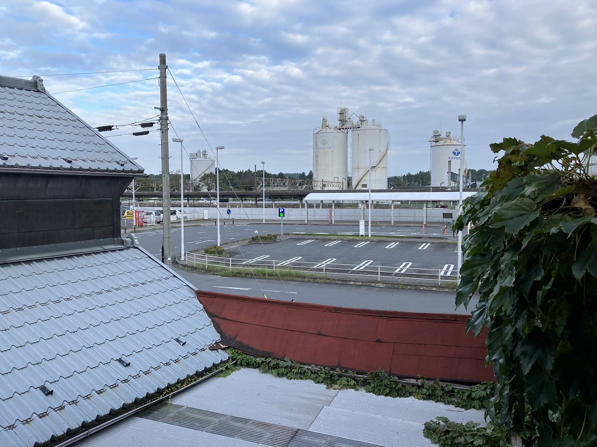 Samboh_'s tweet photo. 朝起きて窓を開けた https://t.co/Ysk45oWLN7