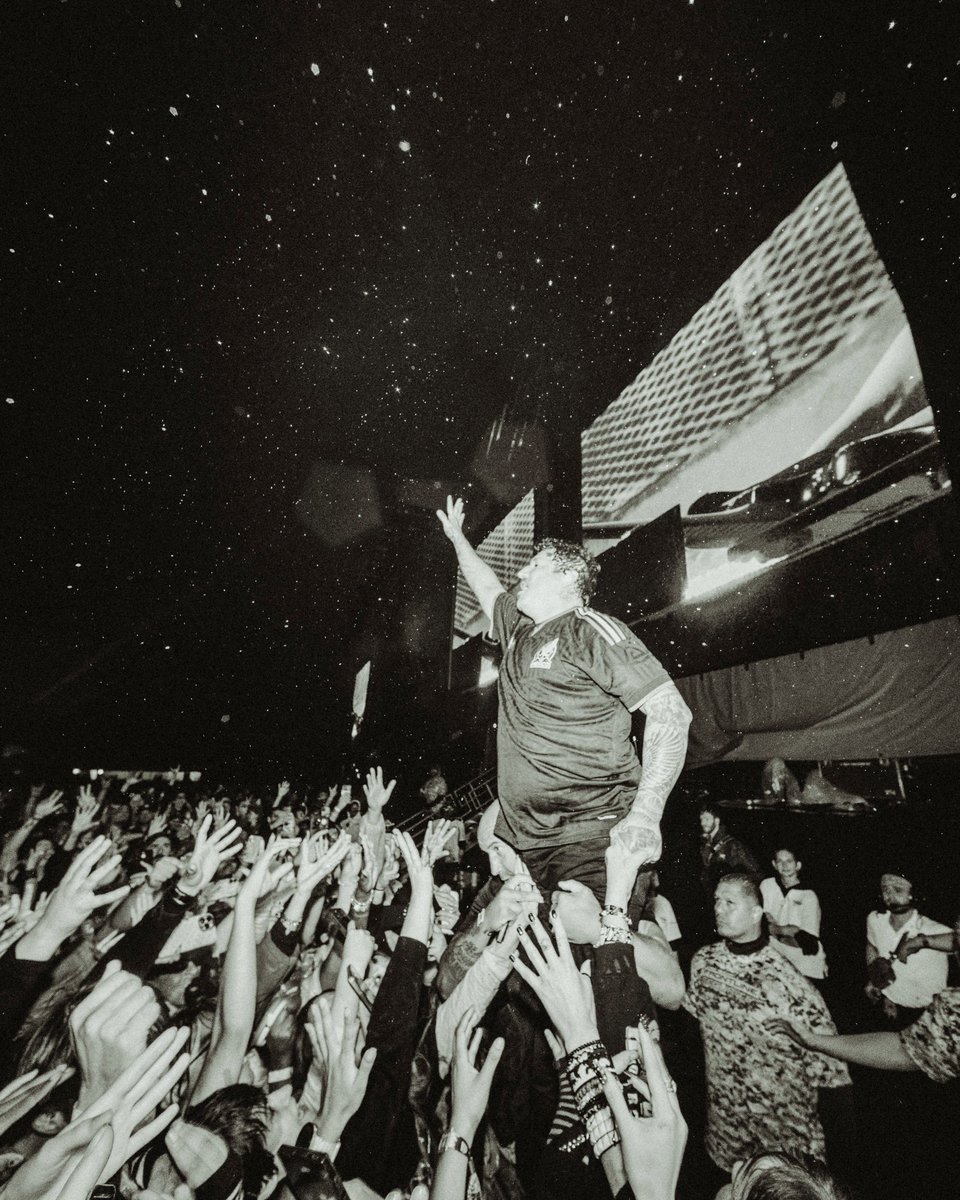 piercetheveil's tweet photo. UNDER THE BLINDING RAIN @RIOTFEST

📸 Matty Vogel 
🎥 Christian Waite https://t.co/ZSPjFQBQcW
