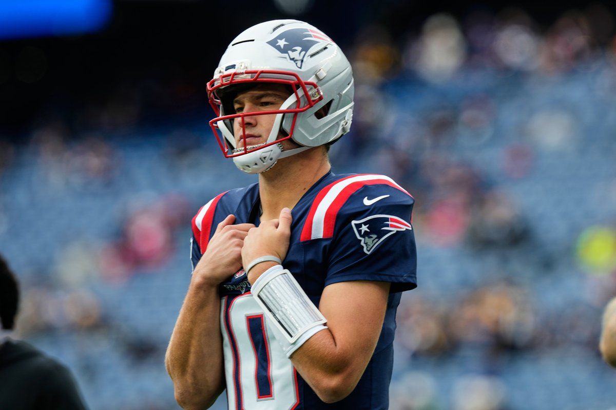 NFLFantasy's tweet photo. Drake Maye's lowest fantasy scoring games of his career (in games that he started and finished):

8.02 pts (Week 2 vs Steelers)
9.82 pts (Week 1 vs Seahawks) https://t.co/ikjJJHp3uu