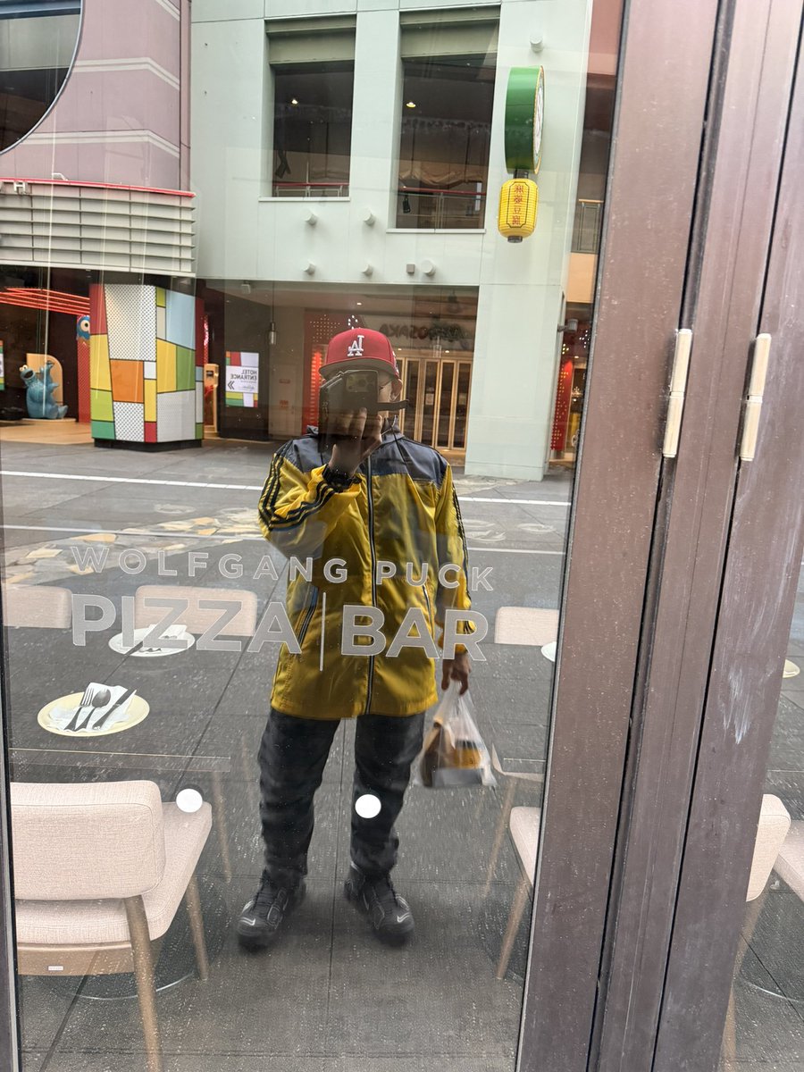 MasaniMasaaki's tweet photo. 朝ちょっと寒かったのでウインドブレーカー着て待機
今日はラクーン警察スタイルで遊んできまーす🤭
#ユニバーサルスタジオジャパン #universalstudioJapan https://t.co/E9wC7WEhfg