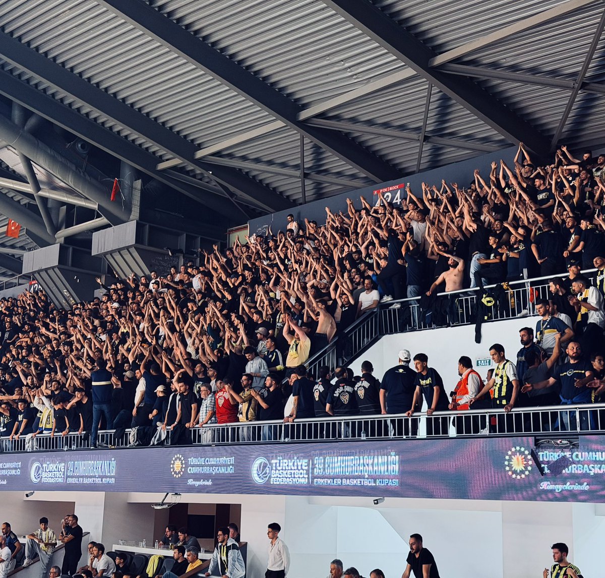 UNIGFBcruelboys's tweet photo. ELLERİMİZ KANASIN, ALKIŞ YAPARKEN SANA! @Fenerbahce https://t.co/lF0C19hNJU