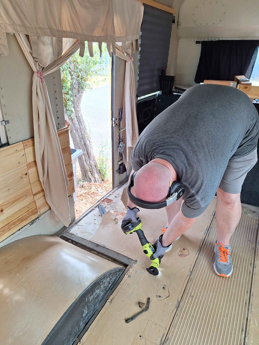 NoRainTheBus's tweet photo. Bus floor removal phase one.
》》》https://t.co/LuaxcqmEW8 https://t.co/0mVFHe2sMx