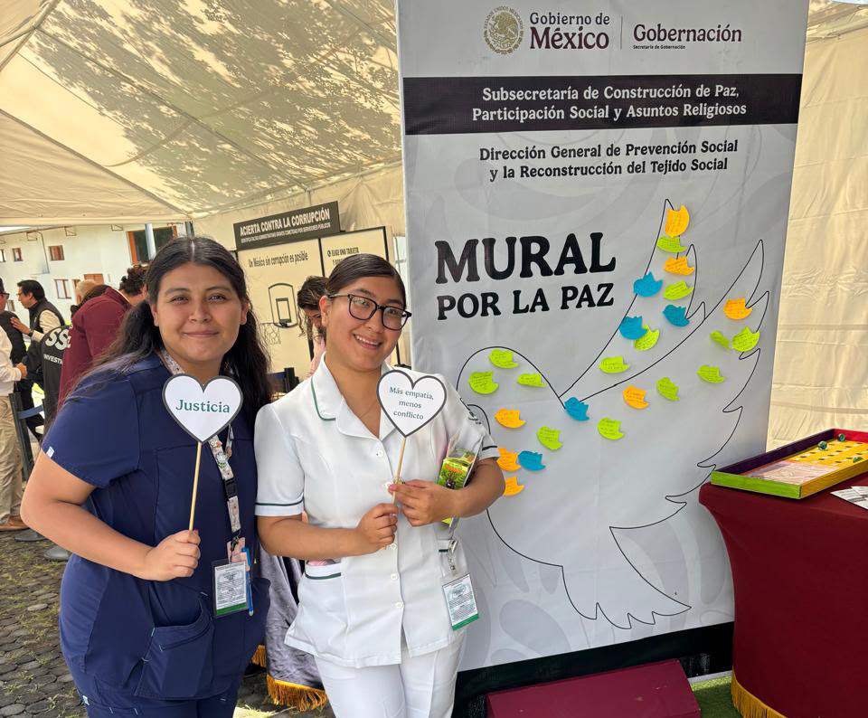 RocioBarcenaM's tweet photo. En la Feria de la #CulturaDeLaPaz, organizada por la @FGRMexico, participamos con actividades de prevención de la violencia mediante los módulos “Juntos Construyendo la Paz” y el canje de juguetes bélicos por juguetes didácticos de #SíAlDesarmeSíALaPaz. @Claudiashein @rosaicela_ https://t.co/Gn4JzpMwDJ