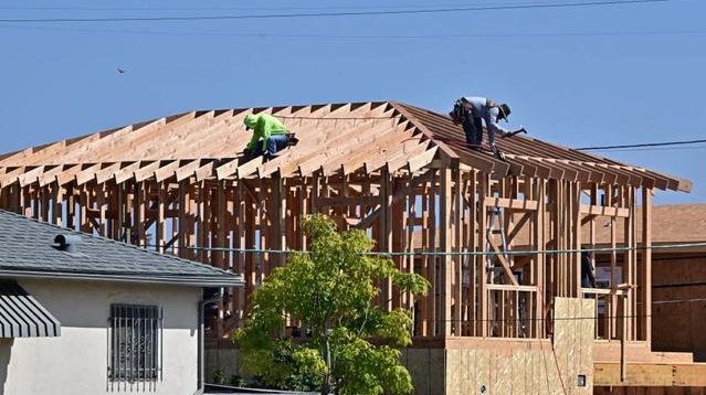 KongHyper68971's tweet photo. The median age of first‑time US home buyers hits a record of 40. Plenty of young adults move back to live with their parents. https://t.co/ZqSP0SeMBa