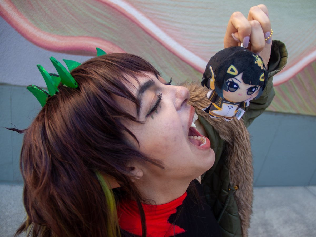 Eduji_from_11's tweet photo. Been a while since these, but I wanted to share these Kairyu Crocodile cosplay pics I got of @guppy_chi at Offkai! #KaiCrocArt

This was pretty much my first attempt at proper photography, so thanks to Guppy for being my guinea pig and helping me practice and learn there~ 💙💚 https://t.co/j78WrdRsOb