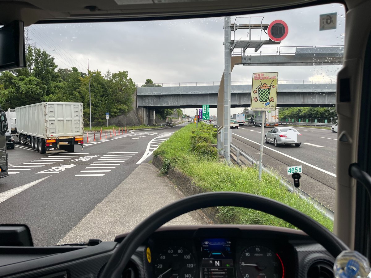 hidekisans15's tweet photo. 京都市内のスタンドで卸してきて終わる前に草PA上りで休憩中。

車の往来が見れる特等席☺️ https://t.co/6rd4BGTkvv