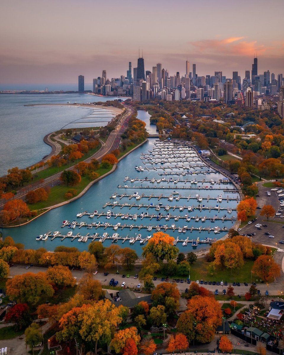 SkydeckChicago's tweet photo. It's finally feeling like fall in Chicago. Happy Autumnal equinox!🍂

//📸:
https://t.co/yqAyfuzfhR https://t.co/9z4cBL5zRE