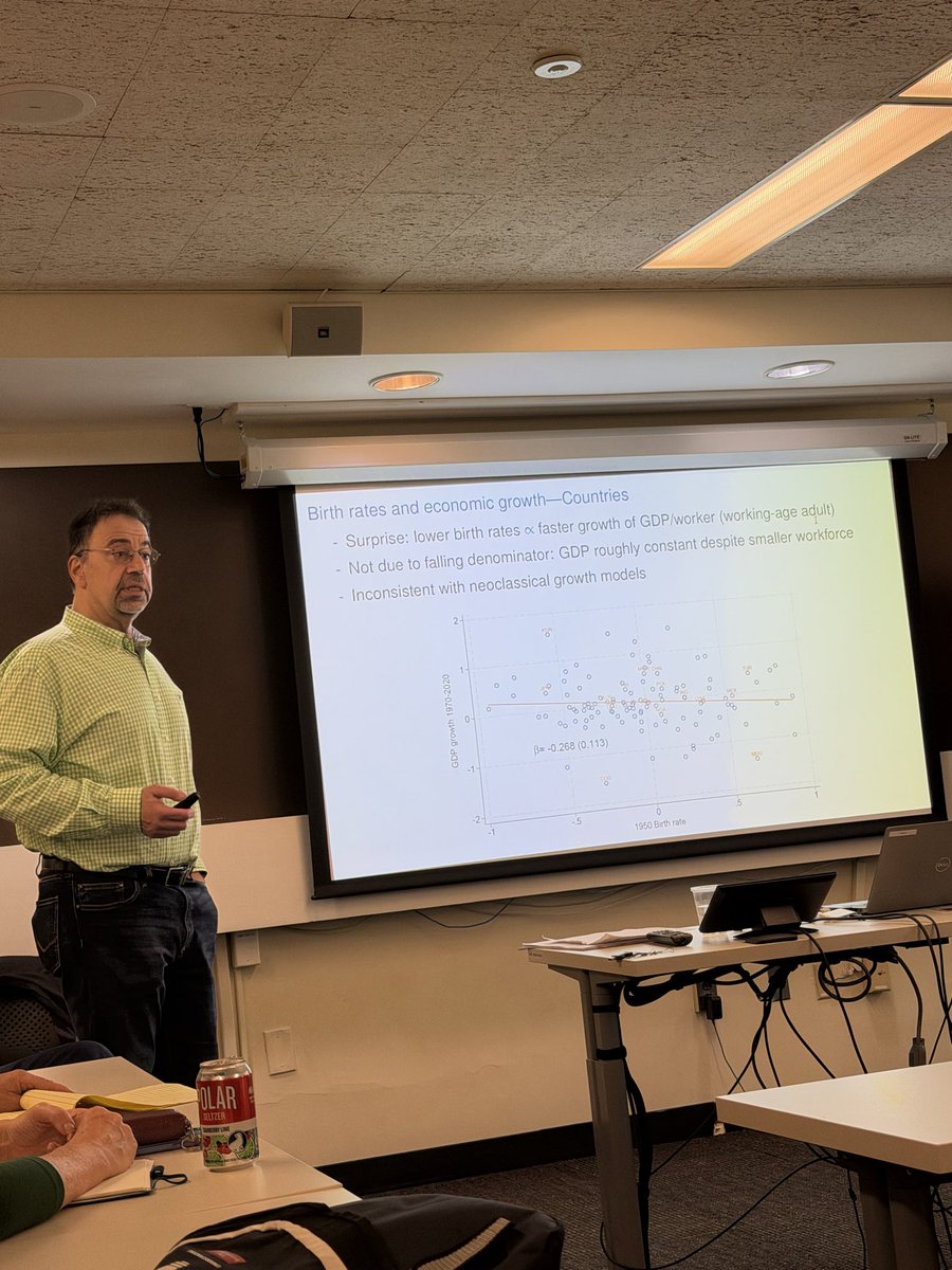 ChatibBasri's tweet photo. Menarik sekali presentasi Daron Acemoglu (nobel laureate dari MIT) di Seminar Dept Economic Harvard hari ini. Berbeda dg argumen bonus demography selama ini, Acemoglu menemukan bahwa tingkat kelahiran yang menurun ternyata mendorong pertumbuhan ekonomi https://t.co/1xH1yxRmtO